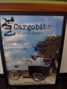 The writing in gold may offer 10% off to customers taking advantage of Green Market's cargo bikes. (Click to expand). Full translation would be much appreciated!