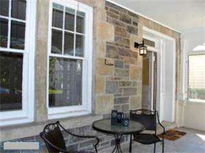 Outdoor table at Murray Place apartment. (Click to expand.)