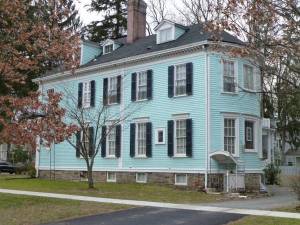 Who'd Live In A House Like This? It could be you, if you think $2,000 for a 2-bed, 1-ba apartment sounds right. (Click to expand.)