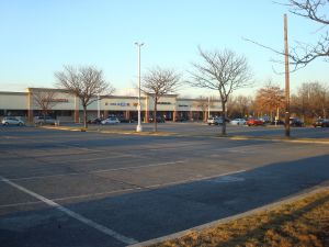 Mall on Rt 27 near Princeton on Black Friday with loads of free parking spaces. (Click to expand.)